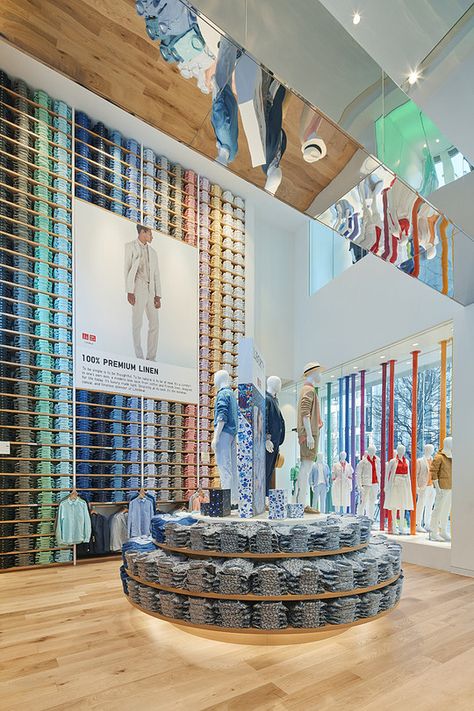 Uniqlo Store Interior, Retail Layout, Store Display Design, Fashion Window Display, Design Color Trends, Uniqlo Store, Retail Store Interior Design, Retail Store Display, Store Design Boutique