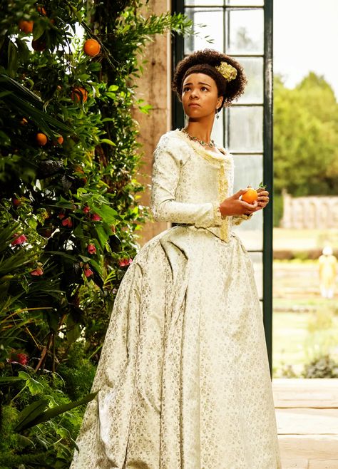 Queen Charlotte Outfits, Queen Charlotte Wallpaper, Charlotte Aesthetic, Charlotte Bridgerton, 1700 Dress, Queen Charlotte Bridgerton, Queen Charlotte A Bridgerton Story, Medieval Things, French Dresses