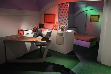 The quarters on Star Trek TOS. Star Trek Decor, Star Trek Continues, Star Trek Theme, Original Star Trek, Star Trek Convention, Star Trek Generations, Captains Quarters, Star Trek Episodes, Star Trek Captains