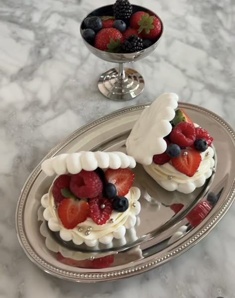 Pavlova New Years Eve, New Years Pavlova, New Years Eve Plated Desserts, Pavlova Design, Pavlova Decoration, Pavlova Aesthetic, Vegan Pavlova, Pavlova Toppings, Meringue Pavlova