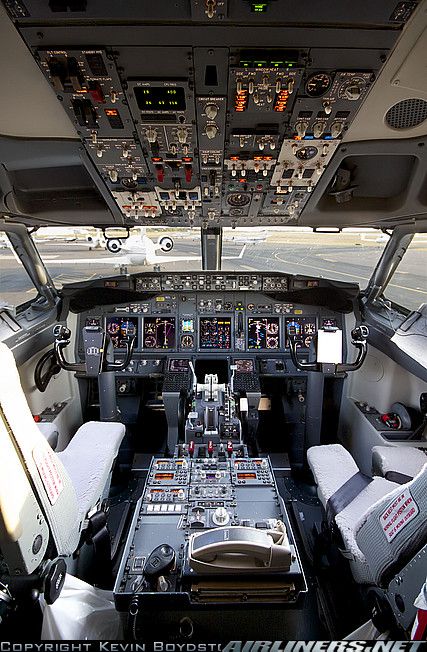 737-900 cockpit Boeing 737 Cockpit, Helicopter Cockpit, Future Pilot, Flight Simulator Cockpit, Jet Privé, Plane And Pilot, Airplane Wallpaper, Pilots Aviation, Airplane Photography