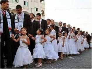 Documentan drama de "niñas novias" - Enlace Judío A Group Of People, By Any Means Necessary, Muslim Men, Muslim Bride, Group Of People, Yemen, Wedding Night, A Group, Human Rights