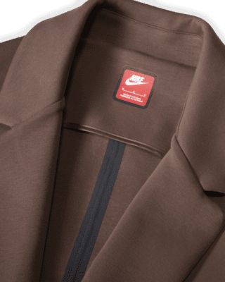 Nike Tech Fleece Reimagined brings fleece into a new era with runway-inspired looks designed to make a statement. With this loose-fitting trench, the single-breasted, 2-button design gives you the freedom to pair up or down as you need. Our premium, smooth-on-both-sides fleece feels warmer and softer than ever, while keeping the same lightweight build you love. Wear it with the Tech Fleece Reimagined open hem pants for a new take on the classic dress pants and overcoat look. Briefcase optional. Shown: Baroque Brown Style: FN0601-237 Nike Trench Coat, Nike Sportswear Tech Fleece, Hem Pants, Brown Style, Nike Tech Fleece, How To Hem Pants, Nike Tech, Tech Fleece, Classic Dress