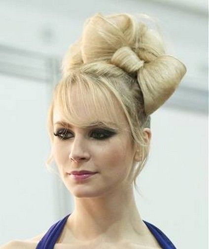 Front Bow Bow Bun Hairstyle, Bow Bun, Make A Bow, Straight Blonde Hair, Romantic Hairstyles, Peinados Recogidos, Bow Hairstyle, Bun Hairstyle, Christmas Hairstyles