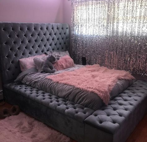 Bedroom Decor Pink And Black, Room Ideas Queen Bed, Gray And Pink Bedroom Ideas, Cute Bedframes, Cute Bed Frames, Black And Pink Bedroom Ideas, Black And Pink Room Ideas, Grey And Pink Bedroom Ideas, Pink And Black Bedroom Ideas