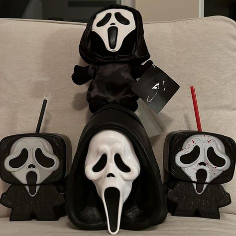 Movie Themed Costumes, Horror Home Decor, Horror Room, Horror Merch, Disney Characters Wallpaper, Ghostface Scream, Scream Movie, Funny Horror, Face Aesthetic