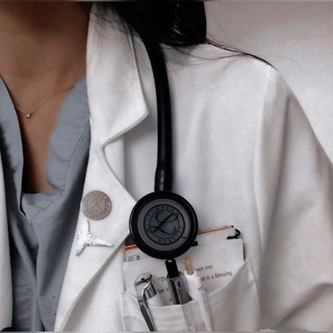 Female Physician Aesthetic, High Mcat Score, Girl Doctor Aesthetic, Doctor White Coat Aesthetic, Woman Doctor Aesthetic, Vet School Motivation, Doctor Aesthetic, Aesthetic Doctor, Medical Quotes