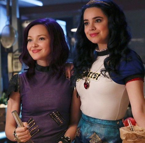 Mal And Evie Descendants, Evie Costume, Movie Duos, Descendants 2015, Evie Descendants, Mal Descendants, Disney Best Friends, Mal And Evie, Disney Channel Descendants