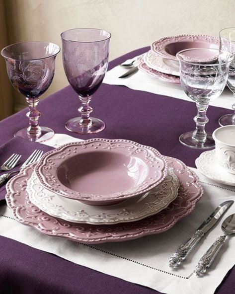 Lavender Dining Room, Purple Table Settings, Purple Christmas Decorations, Christmas Table Decorations Centerpiece, Purple Table, Purple Kitchen, Table Setting Decor, Small Kitchens, Beautiful Table Settings