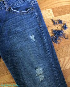 Diy Jean Distressing, How To Make Distressed Jeans, How To Distress Jeans Diy, Diy Ripped Jeans Easy, Distressing Jeans Diy, Diy Distressed Jeans Tutorial, Distressed Jeans Diy, Jean Alterations, Diy Ripped Jeans Tutorial