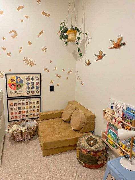 Montessori Peace Corner Ideas, Calming Corner Bedroom, At Home Calm Down Corner, Montessori Calm Down Corner, Kids Quiet Corner, Toddler Calming Corner, Time In Corner, Sensory Area In Classroom, Sensory Corner At Home