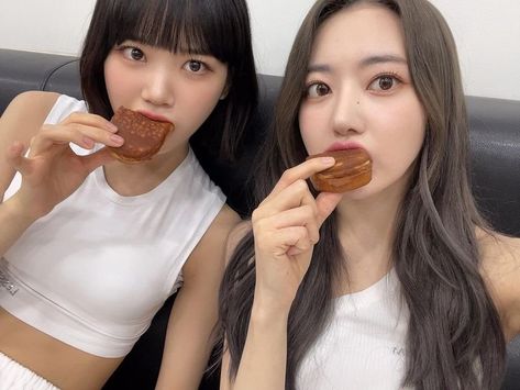 220511 ㅡ Post #SAKURA: Eating egg bread after 'Show Champion' end ~~~~ Stay tuned for 'Weekly Idol' too!!!! 🌸🫶🫶 Chaewon Sakura, Egg Bread, Eating Eggs, Weekly Idol, Sakura Miyawaki, Chaeyoung Twice, Iz One, Mini Albums, Kpop Girls