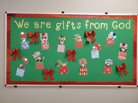 Christmas Sunday School, Christmas Bulletin Boards, Classroom Christmas Decorations, Christmas Classroom Door, Christmas Bulletin Board, Sunday School Classroom, Christmas Bulletin, Preschool Christmas Crafts, Christmas Kindergarten