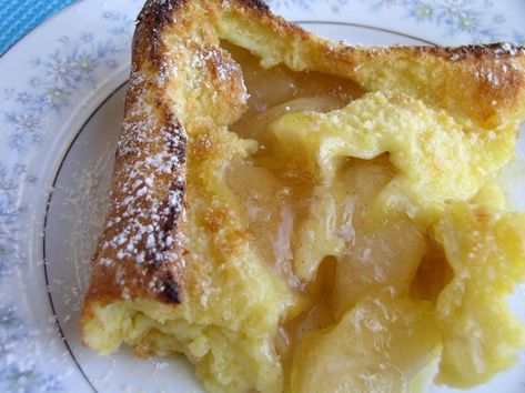 Dutch pancakes can be eaten as a main course for lunch or dinner, or as a dessert. Dutch Apple Pancake, Dutch Pancakes Recipe, Savory Brunch Recipes, Apple Pancake Recipe, Blue Ribbon Recipes, Dutch Pancakes, Baked Pancakes, Dutch Apple, Apple Pancakes