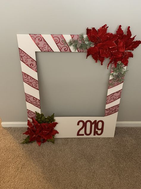 Christmas Party Decorations Ideas Diy, Christmas Frame For Photos, Holiday Photo Frames Diy, Christmas Diy Photo Booth, Diy Christmas Selfie Station, Christmas Back Drop Diy, Christmas Photo Wall Ideas, Christmas Party Picture Backdrop, Christmas Selfie Wall Ideas