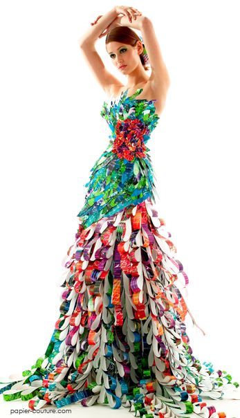 Holy wow. Papier Couture. Click through for more fantastic couture gowns made from paper! Recycled Costumes, Trash Fashion, Newspaper Dress, Paper Clothes, Recycled Dress, Paper Fashion, Paper Dress, Recycled Fashion, Upcycled Fashion