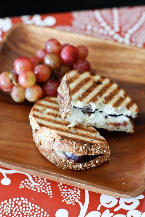 Figs Goat Cheese Honey, Fig And Goat Cheese, Fig Goat Cheese, Goat Cheese Honey, Grilled Sandwiches, Panini Recipes, Fig Recipes, Vegetarian Sandwich, Simple Sandwiches