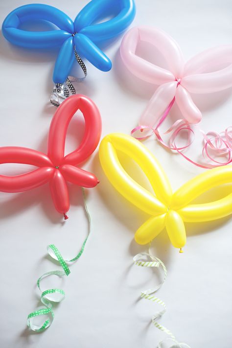 Twisting balloons into shapes can be annoyingly squeaky, but these balloon bows are very cool. Easy Balloon Animals, Bug Party, How To Make Balloon, Twisting Balloons, Balloon Crafts, One Balloon, Butterfly Party, Colourful Balloons, Balloon Diy