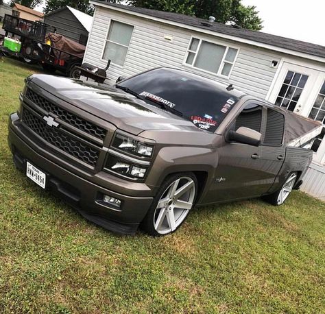 Silverado Crew Cab, Dropped Trucks, Dream Car Garage, Classic Pickup Trucks, Truck Ideas, Us Cars, Paul Walker, Chevy Silverado, Crew Cab