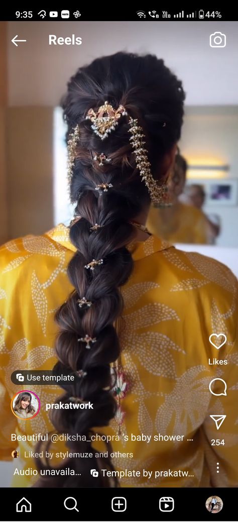 Traditional Tamil Hairstyles, Rajwadi Hairstyle, French Braid Indian Wedding, Bridal Bread Hairstyle Indian, Saree For Mehendi Function For Bride, Long Hairstyles Indian Wedding, Braids For Lehenga, South Indian Bridal Braid, Hairstyles For Langa Voni