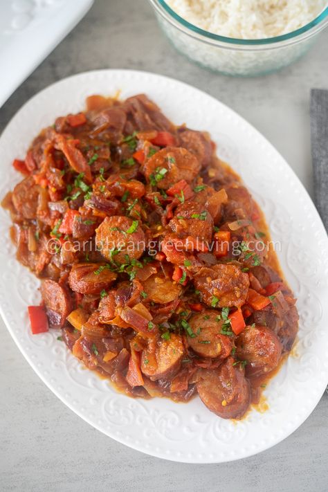 Rougail de saucisses Sausage Creole, Vegetarian Sausages, Beef Sausage, How To Peel Tomatoes, Spicy Dishes, Clean Cooking, Creole Recipes, Andouille Sausage, Smoked Pork