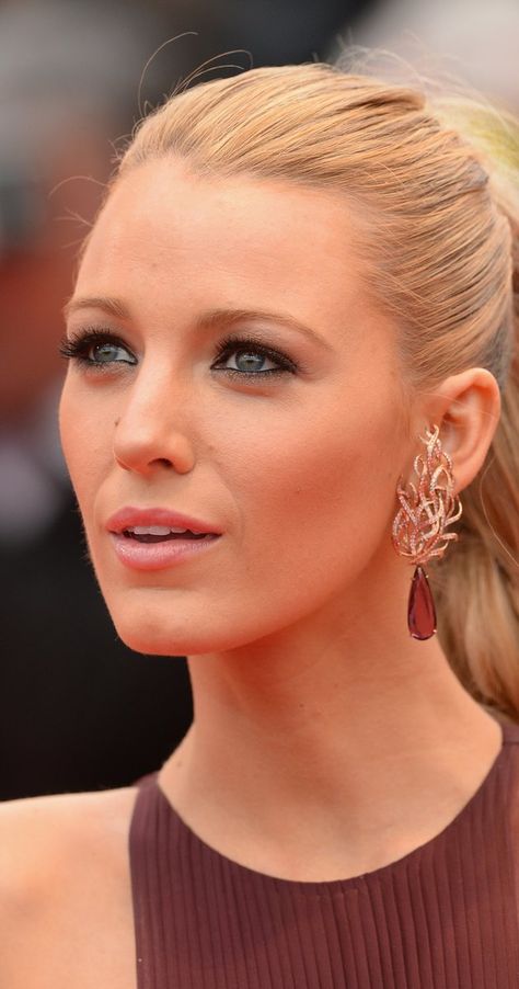 Blake Lively Makeup, Makeup For Burgundy Dress, Makeup Hooded Eyes, Mode Gossip Girl, Blake Lovely, Blake Lively Ryan Reynolds, Wedding Hairstyles And Makeup, 20 Makeup, Blake Lively Style