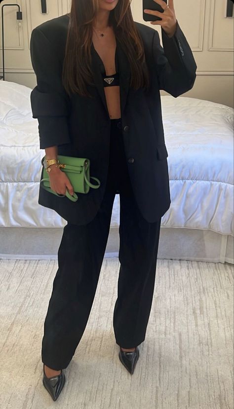 Blazer Bar Outfit, Black Blazer Night Out Outfit, Black Blazer Going Out Outfit, Going Out Blazer Outfit, Night Out In Paris Outfit, Bar Outfit Night Classy, Ootd Soiree, Blazer Outfits Party, Night Event Outfit