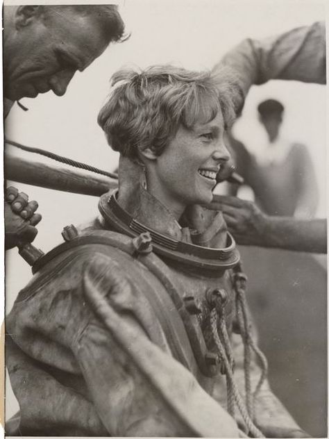 Amelia Earhart in the cockpit of  a plane Deep Sea Diving Suit, Istoria Modei, Bottom Of The Sea, Diving Suit, Amelia Earhart, Block Island, Foto Vintage, Interesting History, Great Women