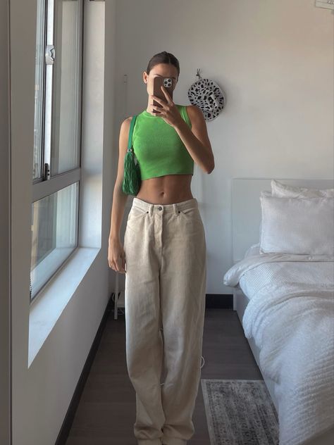 Fashion street style effortless style Green Top Beige Pants Outfit, Corduroy Pants Outfit Summer, Green Bag Outfit Summer, Green Top Outfit Aesthetic, Beige Corduroy Pants Outfit, Green Corduroy Pants Outfit, Green Purse Outfit, Green Bag Outfit, Beige Pants Outfit