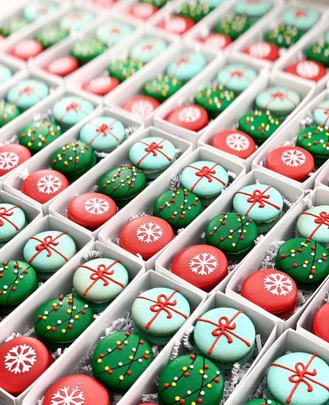 Christmas Macaron, Macaroons Christmas, Christmas Cookie Boxes, Gingerbread House Ideas, Christmas Macarons, Christmas Pastries, Christmas Donuts, Macaron Flavors, The Best Dessert