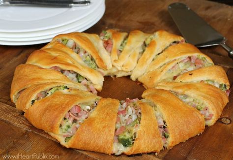 Crescent Roll Ring Recipes, Crescent Ring Recipes, Crescent Roll Recipes Dinner, Cheese Ring, Publix Recipes, Ham And Cheese Croissant, Roast Beef Sandwich, Crescent Recipes, Pillsbury Recipes