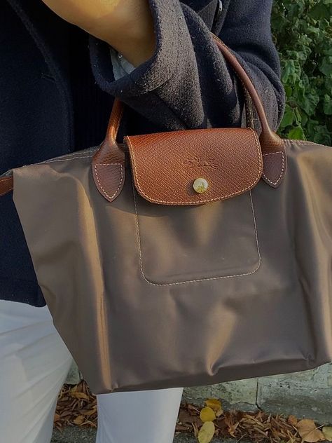 Long Champ Aesthetic, Longchamp Bag Outfit Aesthetic, Longchamp Le Pliage Aesthetic, Le Pliage Aesthetic, La Pliage Longchamp, Long Champ Bag Aesthetic, Le Pliage Longchamp Outfit, Longchamp Khaki, Long Champ Bag Outfit