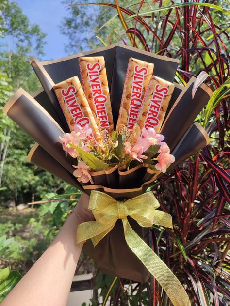 Buket Aesthetic, Buket Graduation, Food Bouquet, Diy Bouquet Wrap, Bouquet Wrap, Chocolate Bouquet, Diy Bouquet, Apa Aja, Delivery Gifts