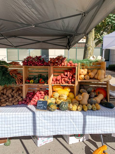 Farmers Market Set Up, Coconut Stand, Halloween Vegetables, Farmers Market Design, Autumn Aesthetic Halloween, Fall Farmers Market, Farmers Market Aesthetic, Autumn Market, Sweet Beans