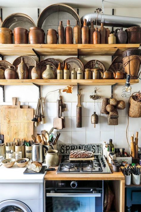 Kitchen Banquettes, Galley Kitchen Design, Upcycled Kitchen, Kitchen Banquette, Vintage Home Accessories, Farmhouse Kitchens, Country Style Decor, Primitive Kitchen, French Kitchen