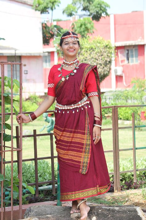 Traditional and comfortable ❤️: Women of Chhattisgarh wear saree known as 'Lughda'... Chhattisgarh Traditional Dress, Indian States Traditional Dress, Chhattisgarh Culture, Indian Traditional Dresses, Goa Trip, Dresses Images, Saree Draping Styles, Amazing India, Happy Onam