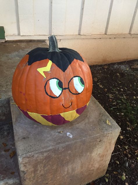 Adorable DIY Harry Potter pumpkin! Decorated Pumpkin, Harry Potter Pumpkin, Types Of Pumpkins, Creative Pumpkin Painting, Dekorasi Halloween, Halloween Decor Diy, Pumpkin Contest, Pumpkin Painting Ideas, Labu Halloween