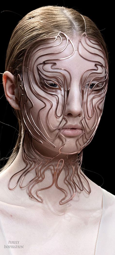 iris van herpen 2019 Iris Van Herpen Sensory Seas, Runway Jewelry, Face Jewellery, Iris Van Herpen, Georges Hobeika, Future Fashion, Delicate Necklace, Couture Collection, Wearable Art