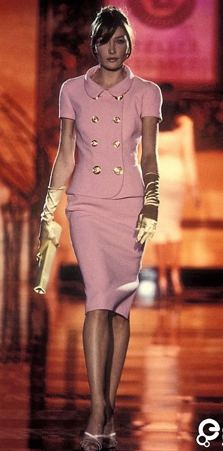 Carla - Atelier Versace Couture, 1995 Mode Chanel, Carla Bruni, Atelier Versace, 90s Fashion Outfits, Chanel Fashion, Gianni Versace, Mode Inspiration, 70s Fashion, Work Fashion