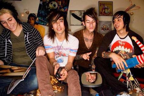 Young Pierce The Veil. #LookAtVic and #WhatTheHeckIsJaimeReading Jaime Preciado, Tony Perry, Band Quotes, Music Nerd, Kellin Quinn, Rawr Xd, Emo Music, Band Stuff, Pierce The Veil