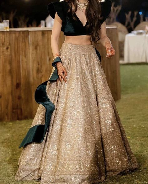 Dresses Lehenga, Velvet Blouse Design, Lehenga Choli For Wedding, Choli For Wedding, डिजाइनर कपड़े, Korean Man, Crop Top Lehenga, Sangeet Outfit, Shadi Dresses