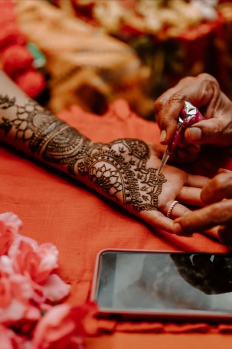 8 Important Wedding Rituals That Happen on Henna Night What Is Henna, Middle Eastern Wedding, Evening Photo, Eastern Wedding, Wishes For The Bride, Mehndi Night, Henna Stain, Cultures Around The World, Henna Night