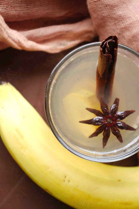 Have you heard of banana tea? It is a caffeine-free tea that has calming and sleep-promoting effects. All you need is a banana peel. https://simplybeyondherbs.com/banana-tea-for-sleep/ Banana Tea For Sleep, Banana Peel Tea, Shawarma Ingredients, Exercise Aesthetic, Banana Tea, Pineapple Drink, Pot Craft, Moon Milk, Banana Drinks