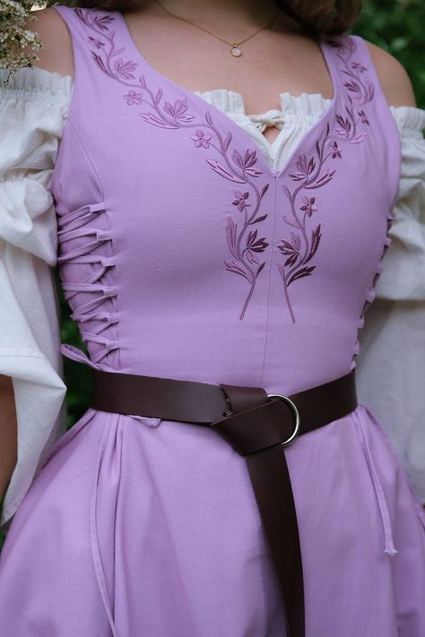 Side Lace Up Dress, Ireland Wardrobe, Cosplay Embroidery, Dress Sewing Ideas, Panel Dress Pattern, Embroidery Corset, Adjustable Clothing, Lavender Embroidery, Renn Faire