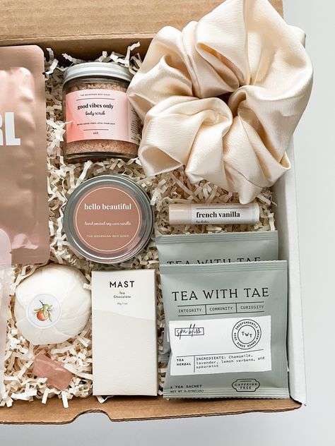 Bohemian Gift Ideas, Self Care Box Ideas Gift, Luxury Gift Box Ideas, Gift Box Ideas For Women, Mothers Day Gift Boxes, Gift Baskets For Her, Gift Box For Woman, Conference Decor, Self Care Gift Basket