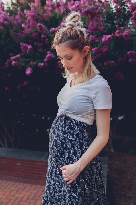 Fashion, lifestyle, and beauty blogger / blogger Jessica Linn from Linn Style wearing a Forever21 navy blue and white paisley sundress with a tied white t-shirt to show baby bump with Tory Burch sandals. Pregnancy Fashion Maternity Skirt And Tshirt Maternity Outfit, Maternity Tied Shirt Outfit, T Shirt Over Dress Outfits Pregnant, T Shirt Over Dress, Maternity Dress With Tied Shirt, Maternity Skirt And Tied Shirt, White Long Sleeve Shirt Outfit, Shirt Over Dress Outfit, Shirt Over Dress