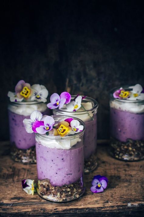 Edible Flowers Recipes, Beaux Desserts, Vegan Wedding Cake, Dessert Parfait, Raw Vegan Desserts, Raw Cake, Berry Cheesecake, Vegan Cake Recipes, Desserts Vegan