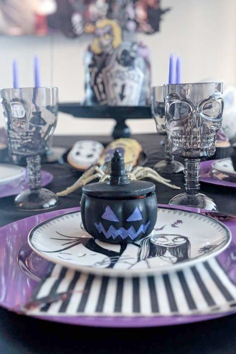 Don't miss this cool Tim Burton-inspired Halloween party! The table settings are fantastic! See more party ideas and share yours at CatchMyParty.com Tim Burton Halloween, Tim Burton Party, Halloween Beetlejuice, Halloween Bingo Cards, Halloween Countdown Calendar, Halloween Bingo, Harry Belafonte, Halloween Party Ideas, Beetlejuice Beetlejuice