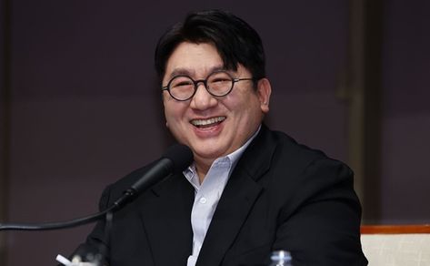 Bang Si-hyuk, chief of Hybe, the K-pop powerhouse behind global superstar BTS, said Wednesday it is time for the music industry to have a sense of crisis rather than being satisfied with what it has achieved. Bang Si-hyuk, Pop Albums, The Music Industry, Pop Songs, Pop Artist, Music Fans, Pledis Entertainment, Music Industry, Classical Music