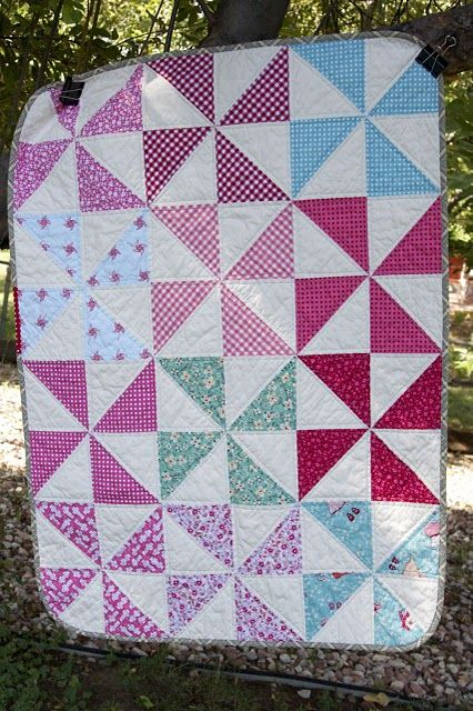 love her quilts Aplique Quilts, Pinwheel Quilts, Pinwheel Quilt Pattern, Charm Quilts, Pin Wheel, Ra Ideas, Half Square Triangle Quilts, Quilt Squares, Childrens Quilts